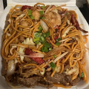4/5 stars House Chow Mein (Chicken shrimp beef and pork)