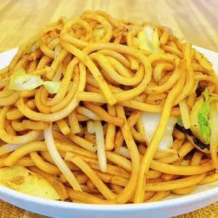 a bowl of noodles with onions