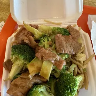 Broccoli beef bowl with chow mein