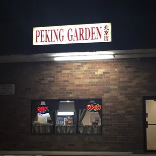 the front of the restaurant at night