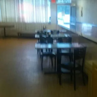 a blurry image of a dining room