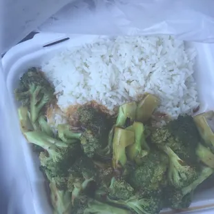 Broccoli with garlic sauce and white rice