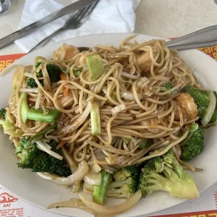 Shrimp lo mein with broccoli