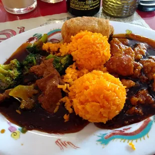 Combo lunch: sesame chicken/beef broccoli