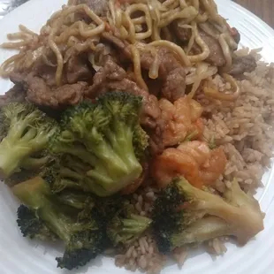 A little of EVERYTHING lol. Shrimp and broccoli, beef and broccoli and beef lomain 10/10