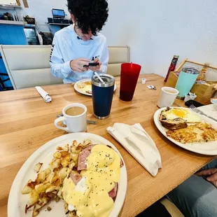 Familia at breakfast!