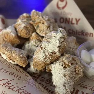 Small crispy wings: cheese flavor