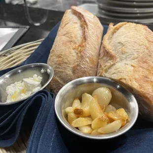 Yummmy bread with butter and roasted garlic to start