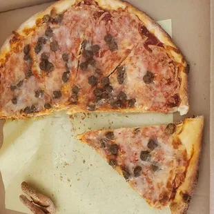 Ya not pleased with this 17.00 pizza it's like little Ceasars but worse