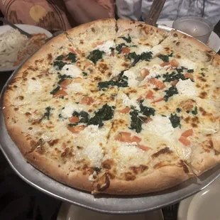 Extra large, spinach, tomato, and cheese pizza