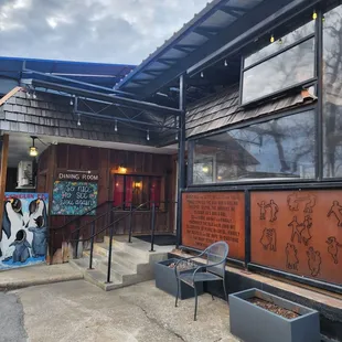 the outside of a restaurant