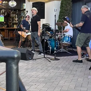 Free live music! Moose Knuckle played some awesome covers   Great entertainment on their behalf!