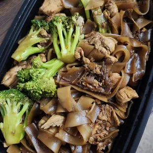 Pad See Ew || IG: @misspiggyeats