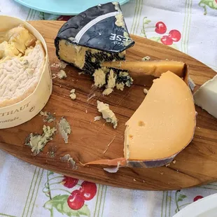 Soumaintrain - raw cow's milk from Burgundy, Roaring 40s Tasmanian Blue, Vlaskaas Gouda, Tomme pur Chevre - French Basque Goat's milk