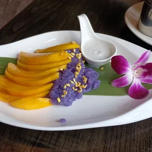 Sweet Sticky Rice with Mango (and coconut cream sauce)