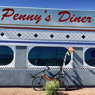 My eBikeKit-assisted CruzBike leaning on the Diner