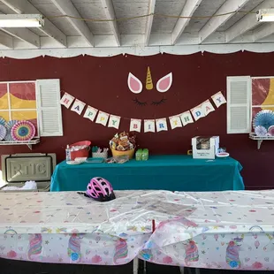 Tables and chairs provided.