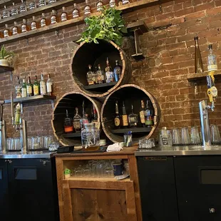 Nice bar with a good selection of bourbon, draft beer and Scotch