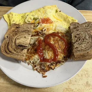 Veggie omelette with rye bread and hash browns