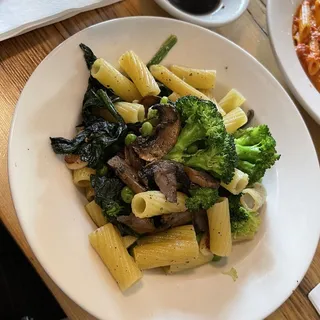 Rigatoni with Mushroom, Peas and Broccoli in Garlic Oil