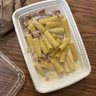 Rigatoni 3 Porcellini (sausage, pancetta & prosciutto) cream sauce