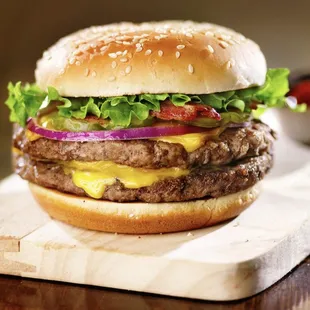 a cheeseburger on a cutting board