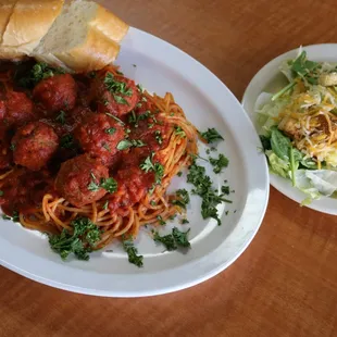 a plate of spaghetti and meatballs