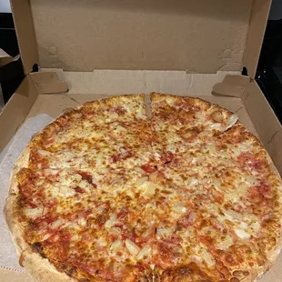 Cheese pizza with pineapple