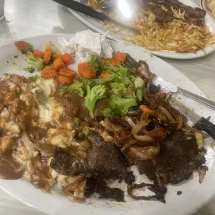 If I could give a cero Star I will give it . The steak and liver was old the only good thing here was the eggs and the beer