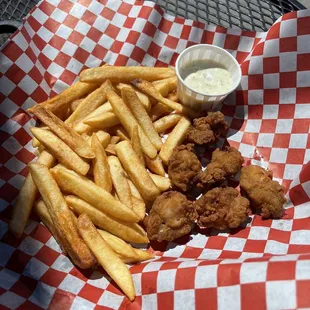 Fried oysters and chips