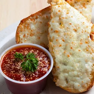 Cheesy Garlic Bread w/Marinara