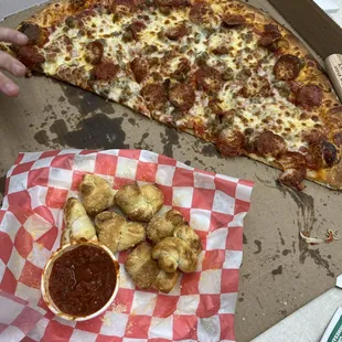 Lotsa meatsa pizza and garlic knots