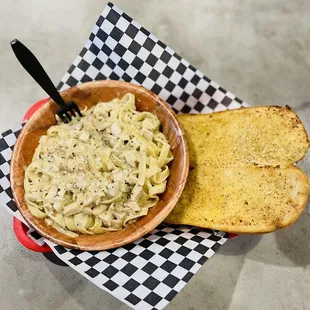 Fettuccini Alfredo w/ Chicken