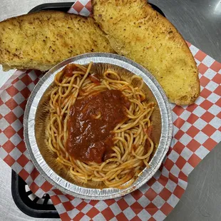 a bowl of spaghetti and bread