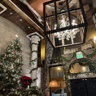 Love the chandeleir!