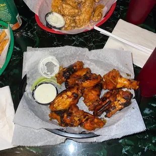 food, chicken wings and fried chicken, bbq wings, chicken, fried chicken wings, poultry, bbq chicken, fried chicken, chicken wings