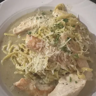 Pasta with white cream sauce added chicken