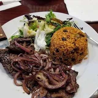BISTEC ENCEBOLLADO