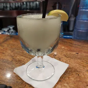 a margarita with a lemon wedge
