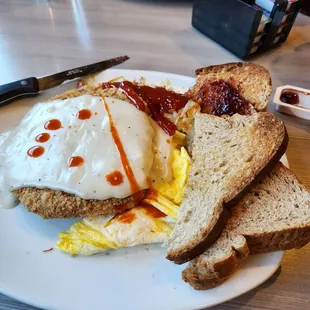 a plate of breakfast food