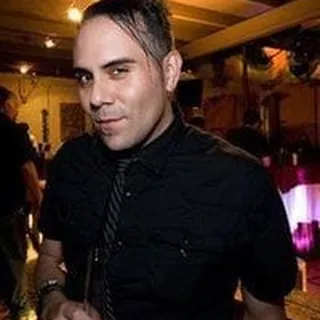 Mauricio A.