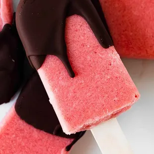 Here's a SUPER SIMPLE, SUPER FUN Watermelon Popsicle recipe that will make even the grouchiest, sweaty kid happy... YUM, YUM, YUM !