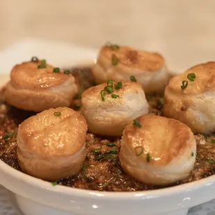 a dish of scallops