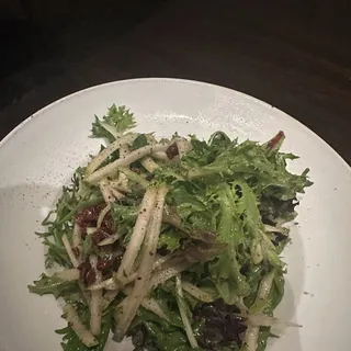 Field Green, Pear & Candied Pecan Salad