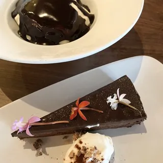 Flourless Fudgy Chocolate Cake