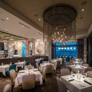 Perry&apos;s Main Dining Room