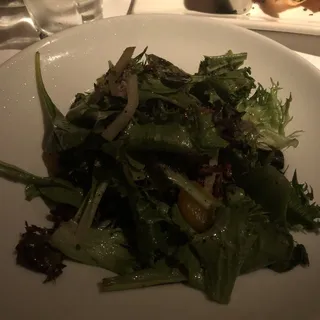 Field Green, Pear & Candied Pecan Salad