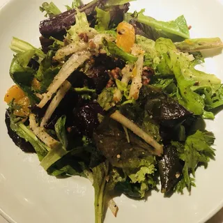 Field Green, Pear & Candied Pecan Salad