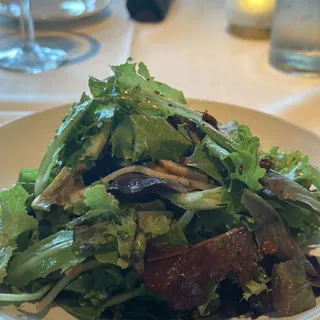 Field Green, Pear & Candied Pecan Salad