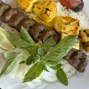 Ground beef and chicken chunks rice platter